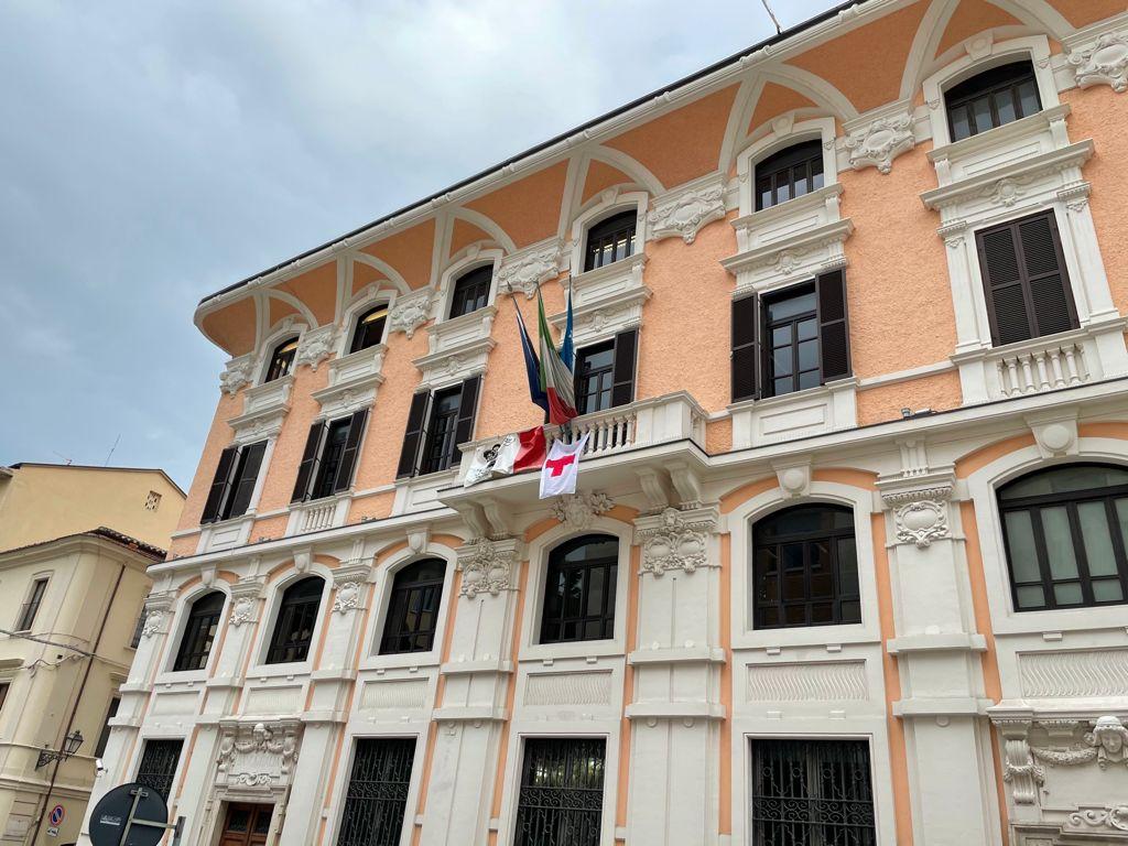 Settimana della Croce Rossa: la bandiera dell’associazione su Palazzo di Città