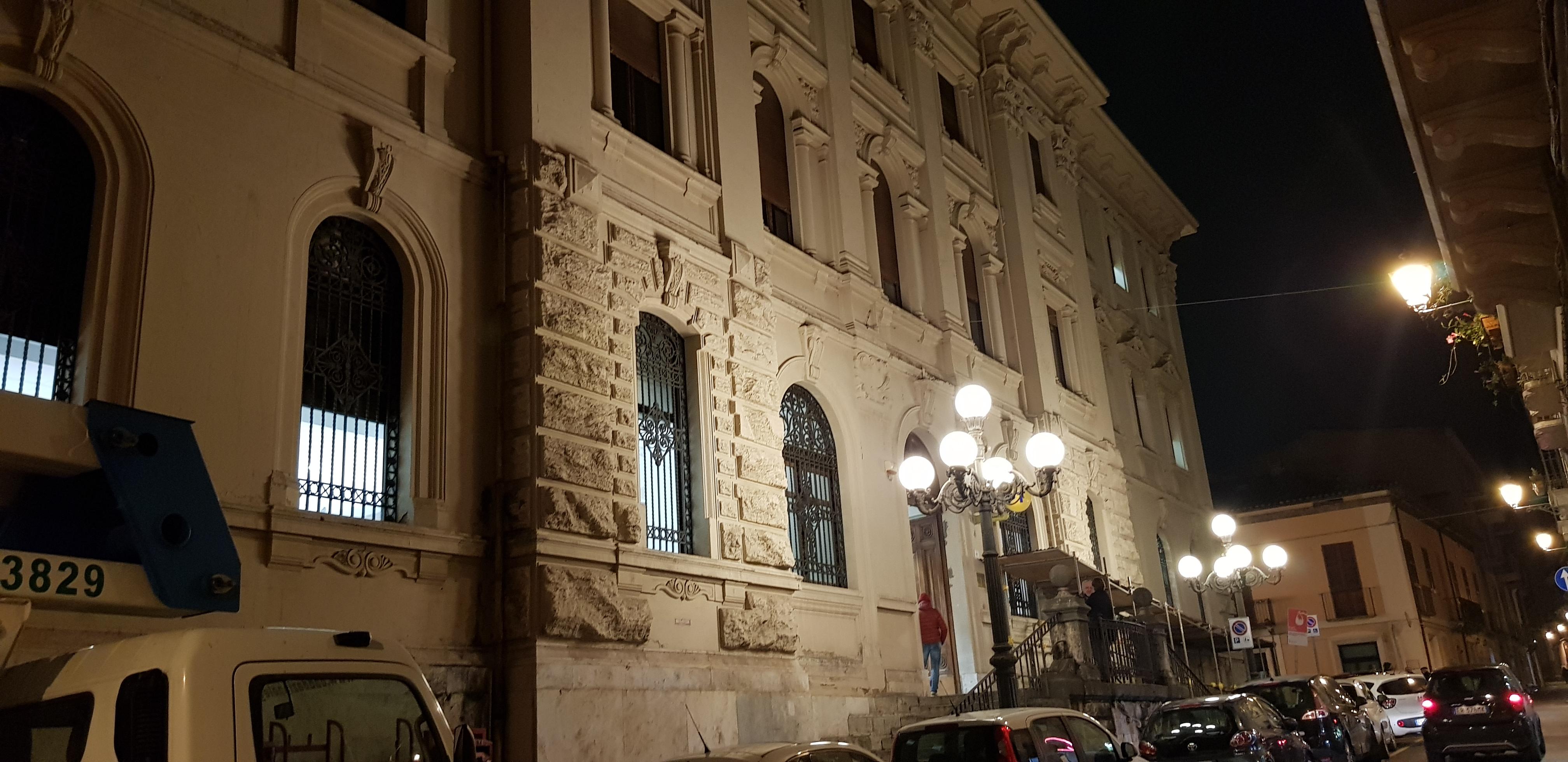 Riaccesi i lampioni storici del Palazzo della Poste