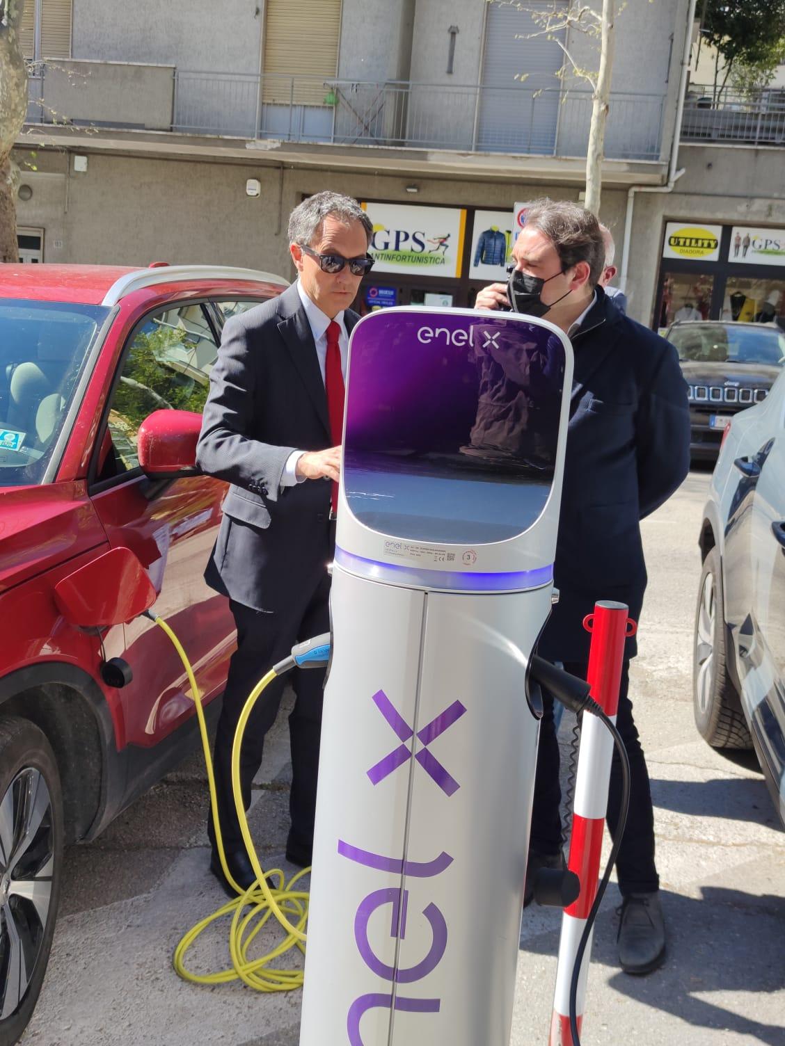 Ricariche elettriche delle auto: attive le prime 4 di 12 postazioni di Enel X Way