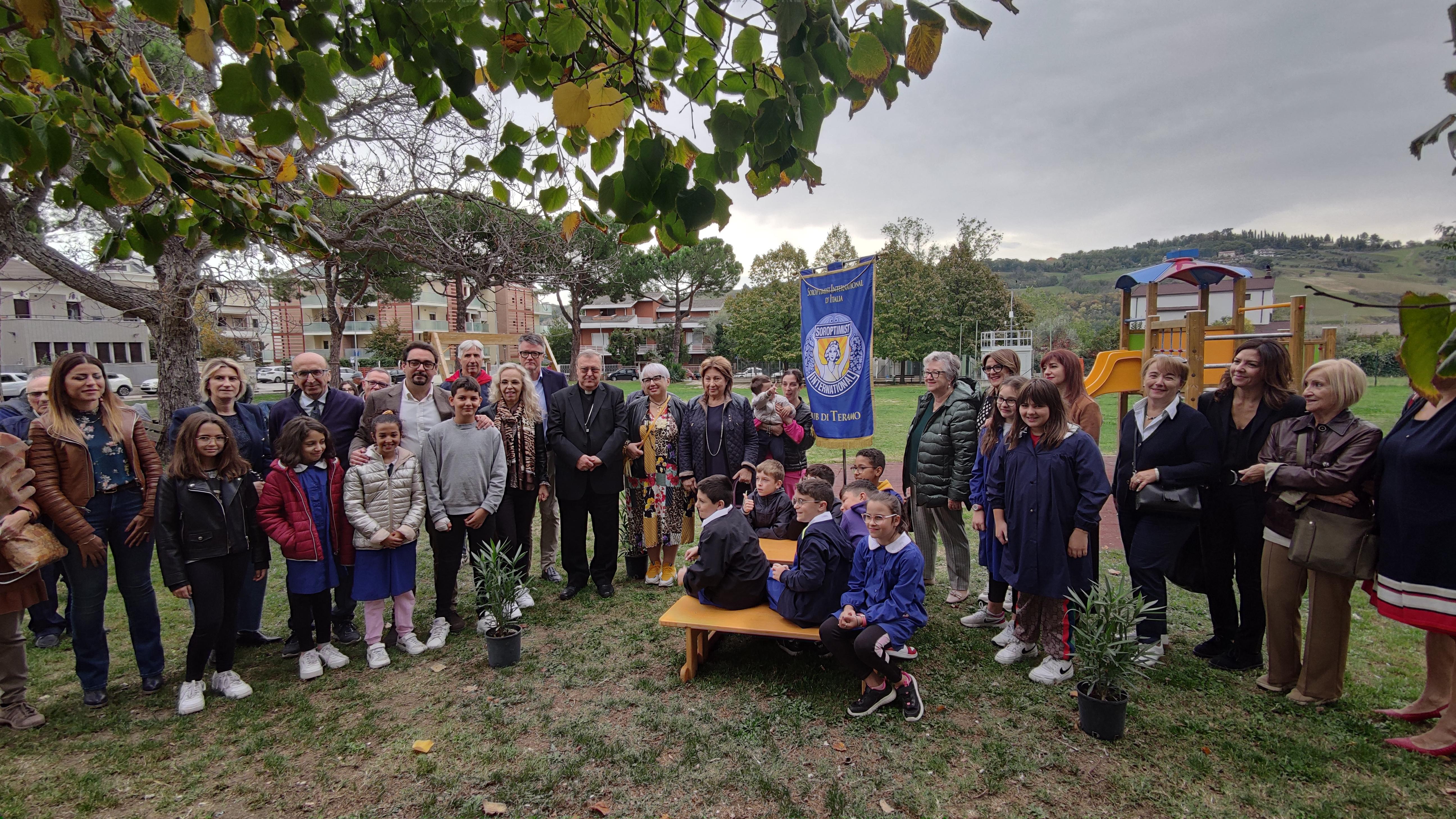 Inaugurati i nuovi arredi del parco di via Tripoti