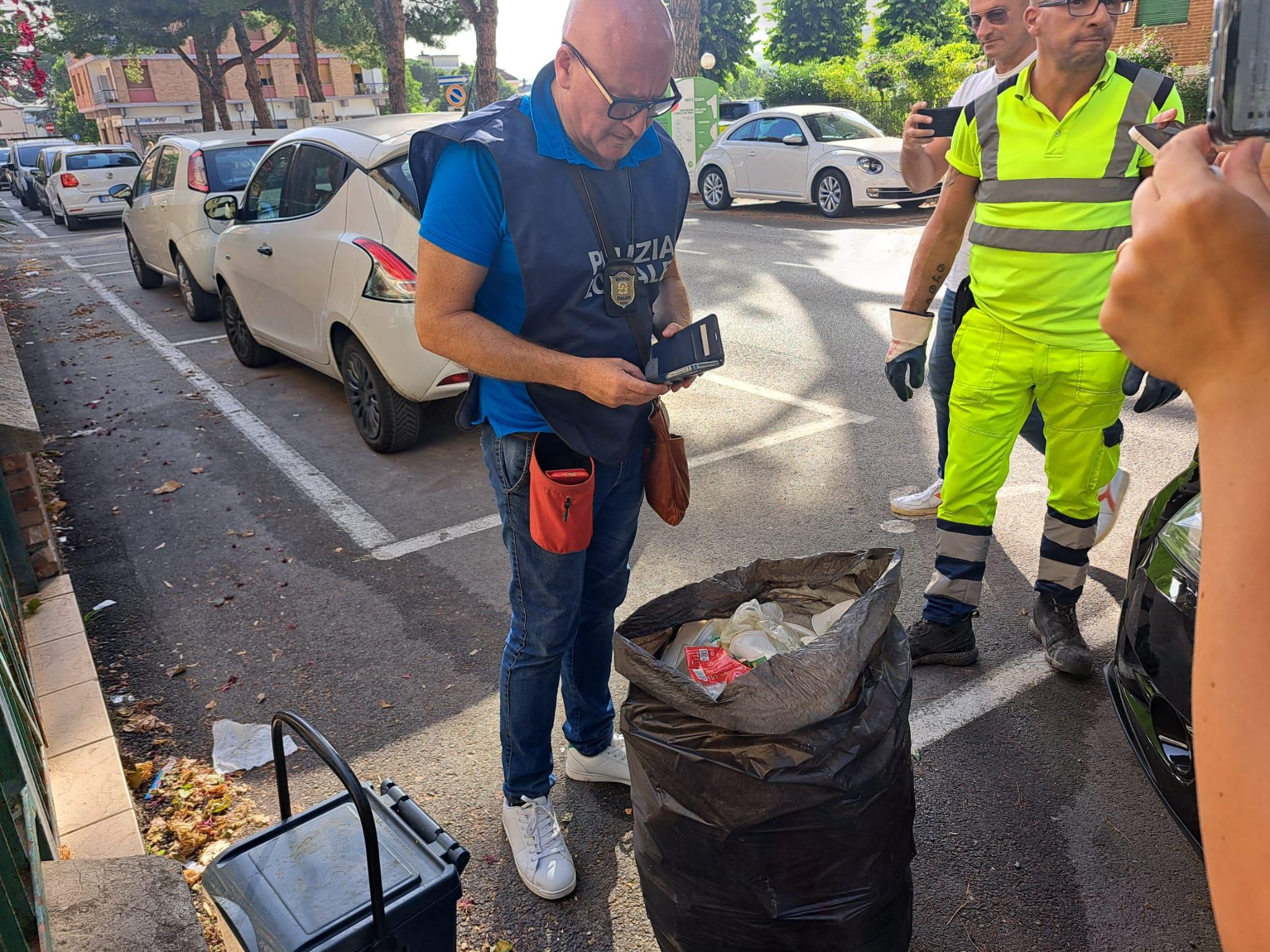 Nuova operazione di controllo delle buste nere per la raccolta dei rifiuti