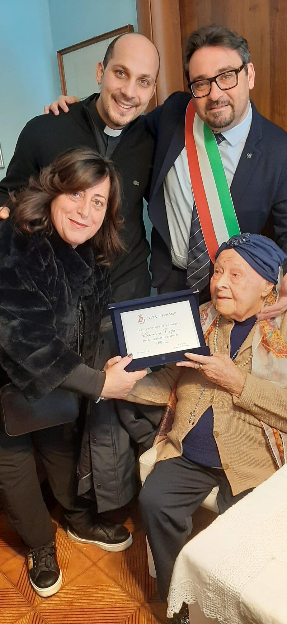 L’amministrazione comunale festeggia i 100 anni di Esterina Capece Ciammaricone