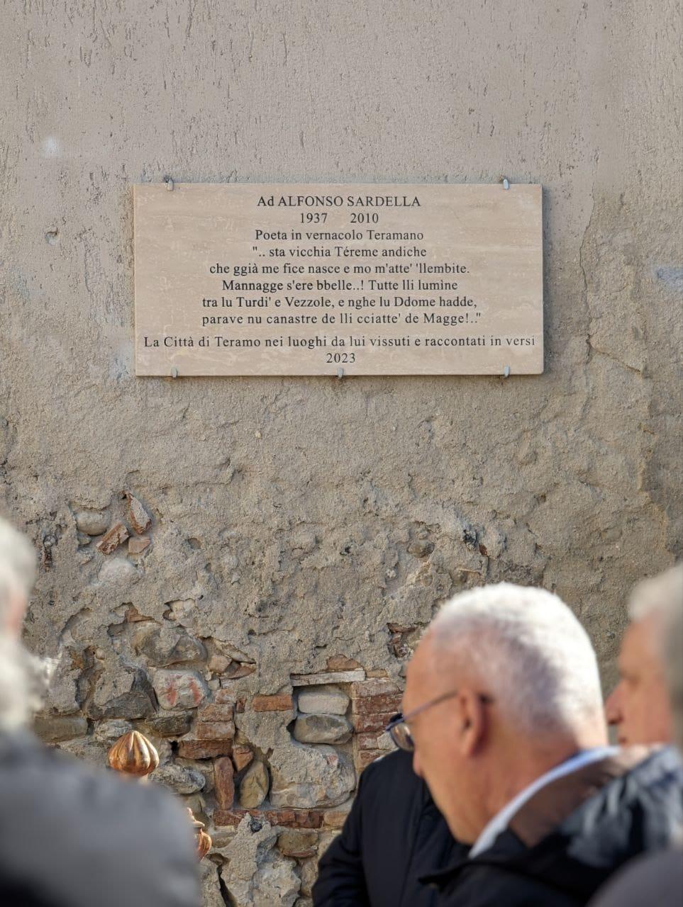 In piazzetta del sole, una lapide in memoria del poeta dialettale Alfonso Sardella