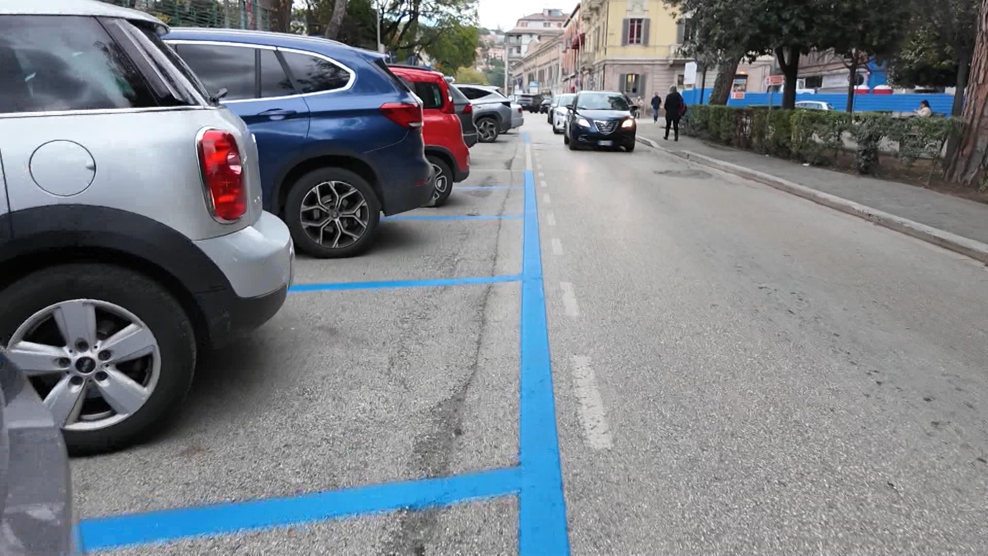 Parcheggi blu, stop alle multe per ticket scaduto: in vigore l’avviso di cortesia