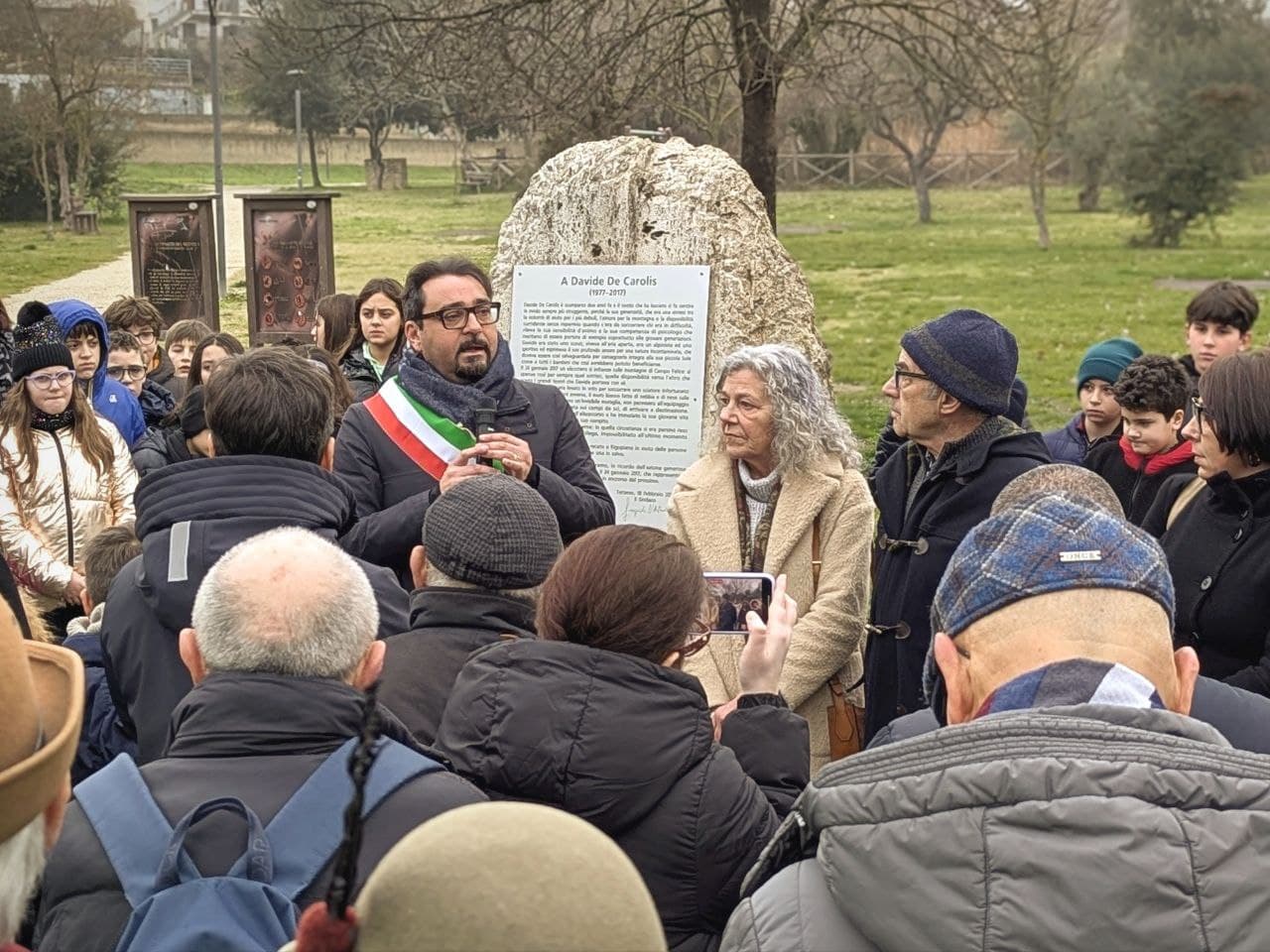 La cerimonia di commemorazione di Davide De Carolis